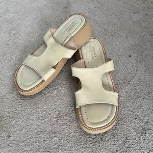 Tommy Bahama Beige brushed finish Sandal.